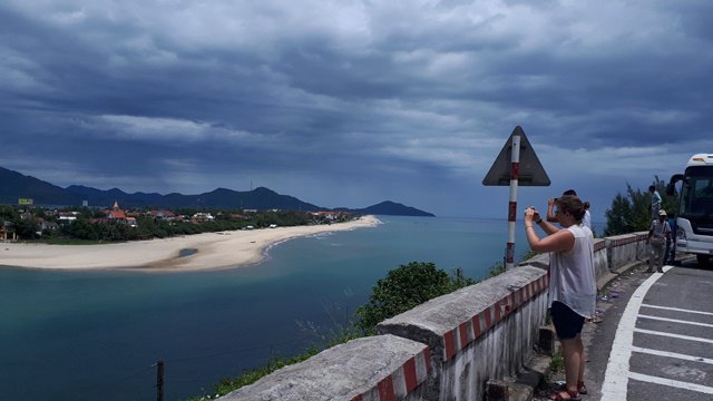 Hai du khách Hà Lan đuối nước khi tắm biển ở Lăng Cô