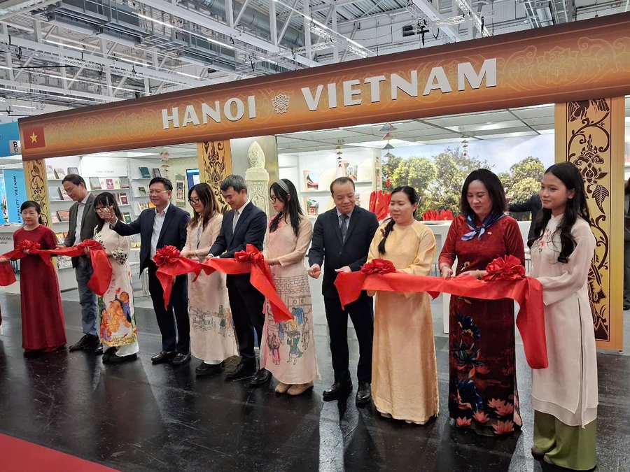 Lãnh đạo Cục Xuất bản và Thư viện cùng lãnh đạo các cơ quan văn hóa Hà Nội, TP.HCM và các nhà xuất bản Việt Nam cắt băng khai mạc "Gian hàng Sách Việt Nam" tại Hội chợ Sách Quốc tế Frankfurt 2026