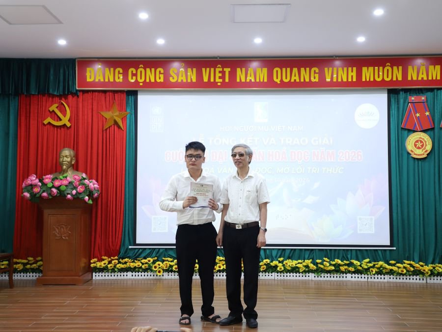 Ông Phạm Viết Thu, Chủ tịch Hội Người mù Việt Nam - Trưởng Ban Tổ chức cuộc thi, trao giải Nhất cho em Nguyễn Hữu Khánh, lớp 10KT, Trung tâm Giáo dục nghề nghiệp - Giáo dục thường xuyên Nguyễn Văn Tố