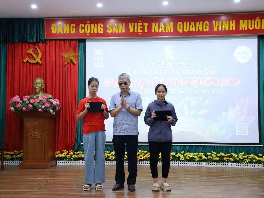 Chương trình trao tặng một số thiết bị công nghệ cho các tập thể và cá nhân nhằm hỗ trợ học sinh, sinh viên khiếm thị nghe, đọc sách và học tập