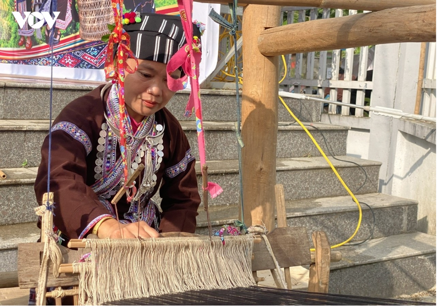 Phụ nữ Lự dệt thổ cẩm tại Ngày hội sắc màu văn hóa dân tộc Lự ở bản Thẳm, xã Khun Há, Lai Châu, diễn ra ngày 17-18.10.2026. Ảnh: Khắc Kiên/VOV Tây Bắc