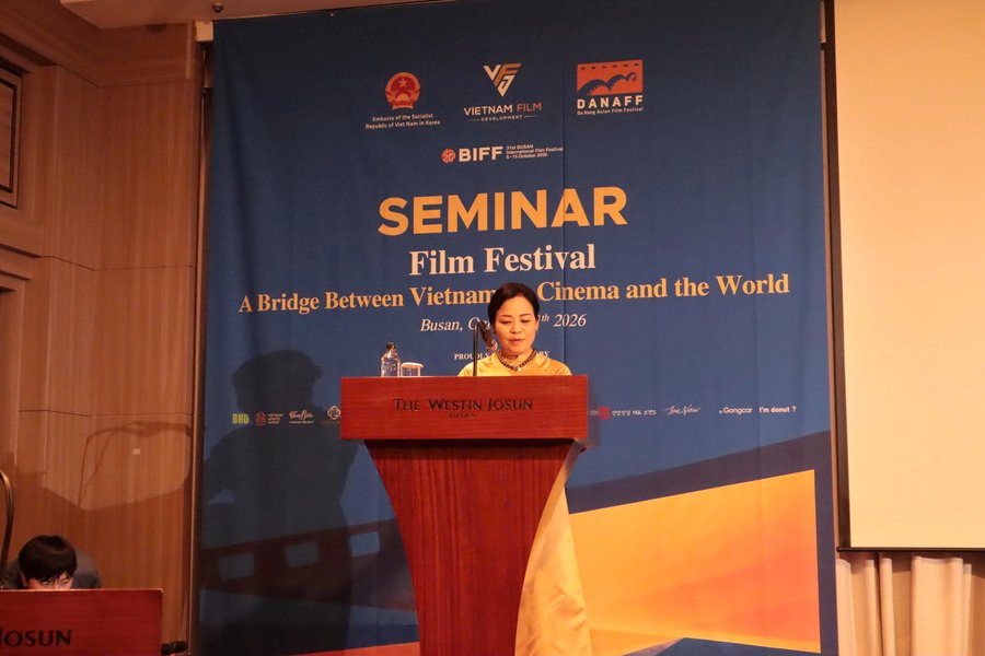 TS. Ngô Phương Lan, Chủ tịch Hiệp hội Xúc tiến Phát triển Điện ảnh Việt Nam (VFDA), Giám đốc Liên hoan phim châu Á Đà Nẵng (DANAFF), phát biểu khai mạc tọa đàm tại Busan