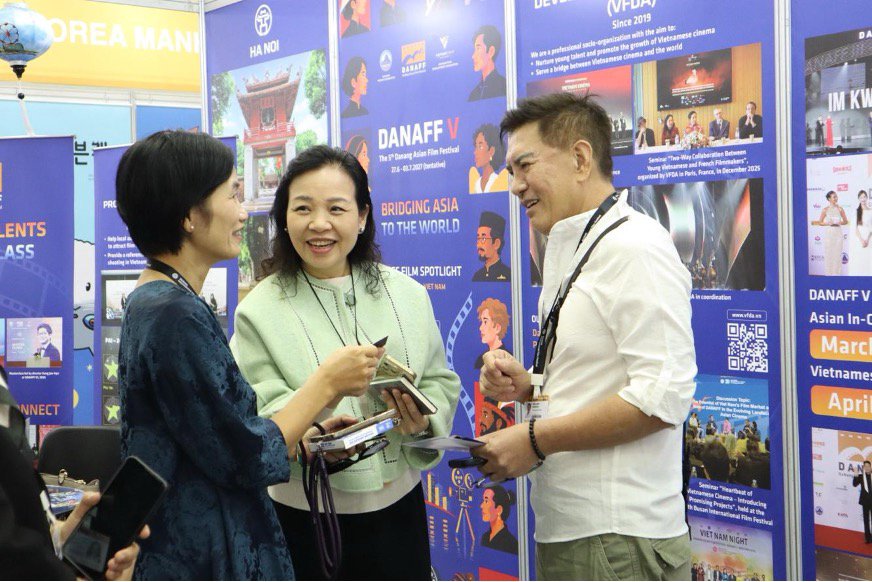 Ông Brillante Ma Mendoza - nhà sản xuất, đạo diễn, Chủ tịch kiêm CEO Center Stage Productions Co (Philippines) trao đổi cùng lãnh đạo VFDA, TS. Ngô Phương Lan - Chủ tịch VFDA; nhà sản xuất Trần Thị Bích Ngọc - Ủy viên Ban Thường vụ VFDA, thành viên Ban Giám khảo BIFF 2026 (từ phải qua trái)
