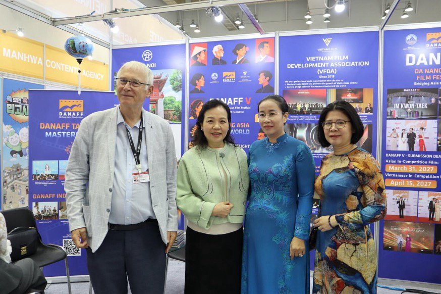 Ông Jean-Marc Thérouanne, đồng sáng lập, Giám đốc Nghệ thuật và Điều hành Liên hoan phim Quốc tế Vesoul về Điện ảnh châu Á (VIFFAC), Pháp; TS. Ngô Phương Lan - Chủ tịch VFDA; TS. Nguyễn Thị Anh Thi - Phó Chủ tịch UBND TP. Đà Nẵng; bà Đoàn Phương Lan - Tổng Lãnh sự Việt Nam tại Busan (từ trái qua phải)
