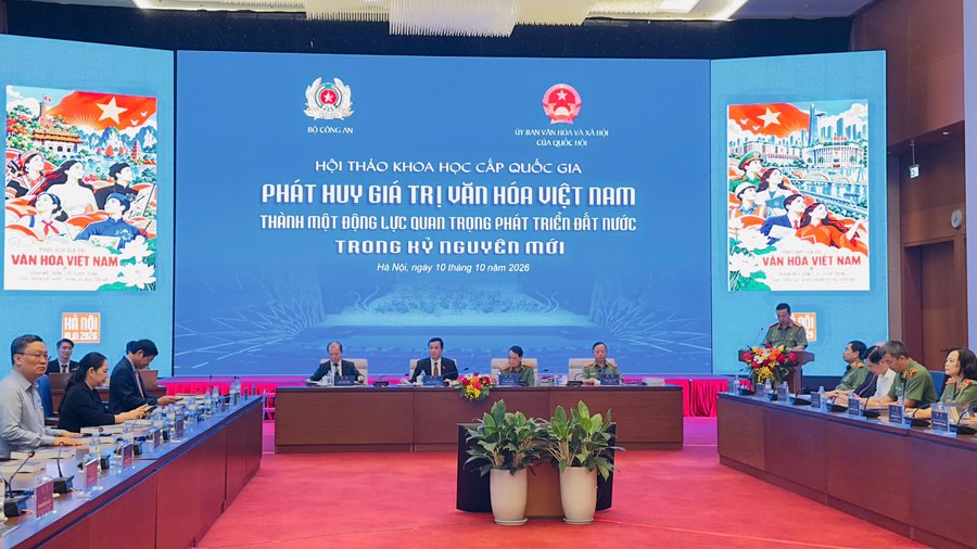 Thượng tướng Lê Quốc Hùng, Uỷ viên BCH Trung ương Đảng, Thứ trưởng Bộ Công an; PGS.TS Bùi Hoài Sơn, Phó Trưởng Ban Tuyên giáo Trung ương; PGS.TS Triệu Thế Hùng, Phó Chủ nhiệm Ủy ban Văn hóa và Xã hội của Quốc hội; Trung tướng, PGS.TS Phan Xuân Tuy, Giám đốc Học viện Chính trị Công an nhân dân đồng chủ trì