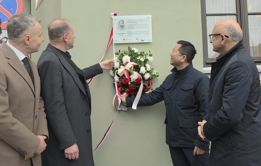 Đại sứ quán Việt Nam tại Ba Lan phối hợp với chính quyền thành phố Lublin trang trọng tổ chức Lễ khánh thành Bia tưởng niệm Kiến trúc sư Kazimierz Kwiatkowski (Kazik) tại khu vực thành cổ của thành phố Lublin