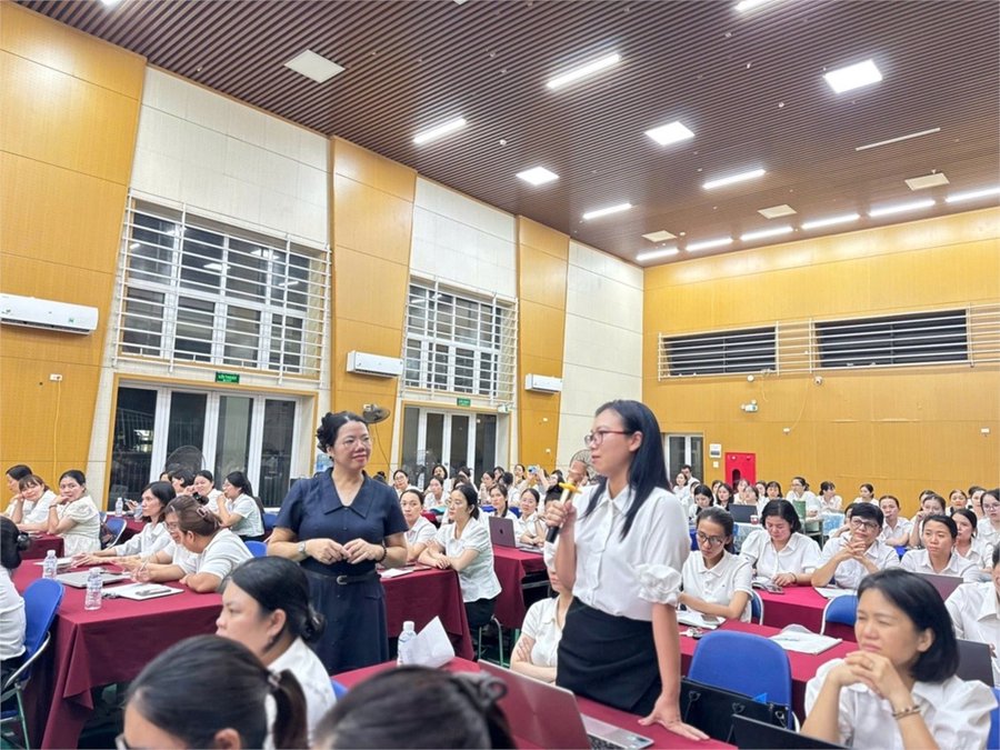 Giáo viên Trường Tiểu học Long Biên thực hành ứng dụng Vi-EQ trong buổi tập huấn giáo dục trí tuệ cảm xúc ngày 1.10.2026. Ảnh: Hanoi.edu.vn