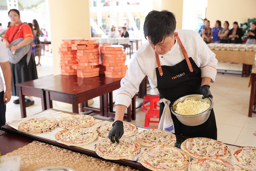 Khắc Linh chọn làm bánh pizza với mong muốn mang đến niềm vui đơn giản cho các em nhỏ