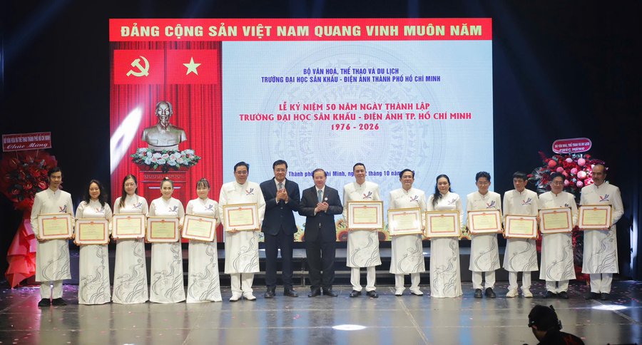 PGS.TS Tạ Quang Đông - Thứ trưởng Bộ VHTTDL và PGS.TS Đặng Hà Việt - Vụ trưởng Vụ Khoa học công nghệ, Đào tạo và Môi trườngtrao Bằng khen của Bộ trưởng Bộ VHTTDL cho các tập thể, cá nhân