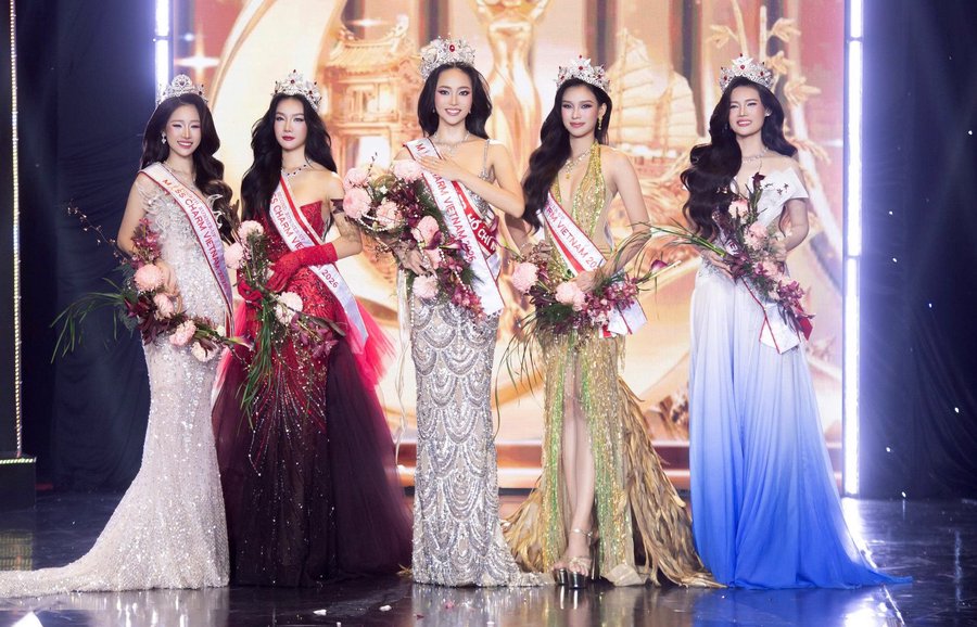 Nguyễn Ngọc Trà My (giữa) đăng quang Tân Miss Charm Vietnam 2026 tại chung kết diễn ra ngày 22.10 vừa qua