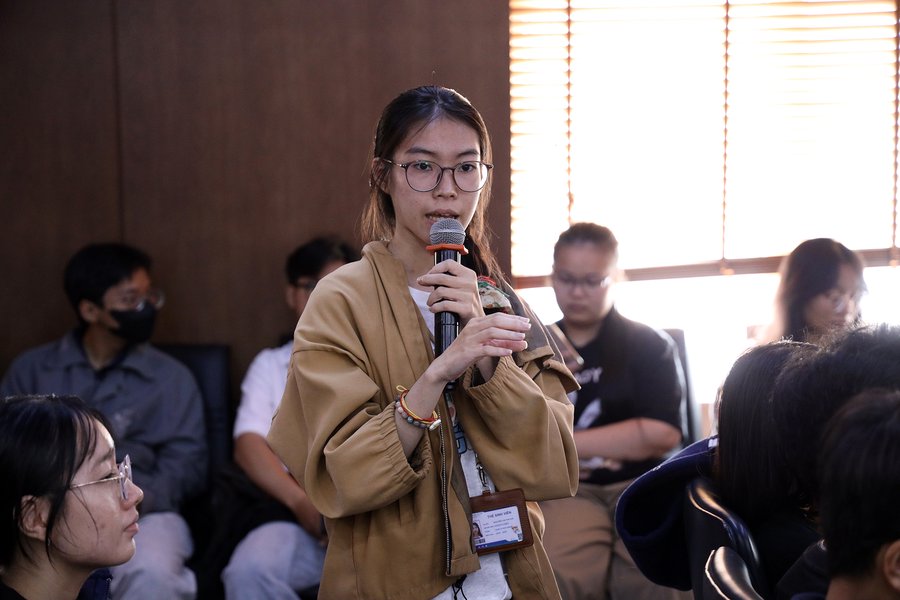 Sinh viên giao lưu, đặt câu hỏi tại hội nghị