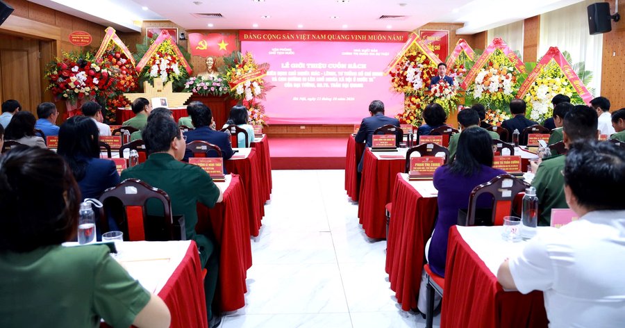 Nhà xuất bản Chính trị quốc gia Sự thật phối hợp với Văn phòng Chủ tịch nước tổ chức Lễ giới thiệu cuốn sách “Kiên định chủ nghĩa Mác - Lênin, tư tưởng Hồ Chí Minh và con đường đi lên chủ nghĩa xã hội ở nước ta” của Đại tướng, GS.TS Trần Đại Quang, nguyên Ủy viên Bộ Chính trị, nguyên Chủ tịch nước Cộng hòa xã hội chủ nghĩa Việt Nam