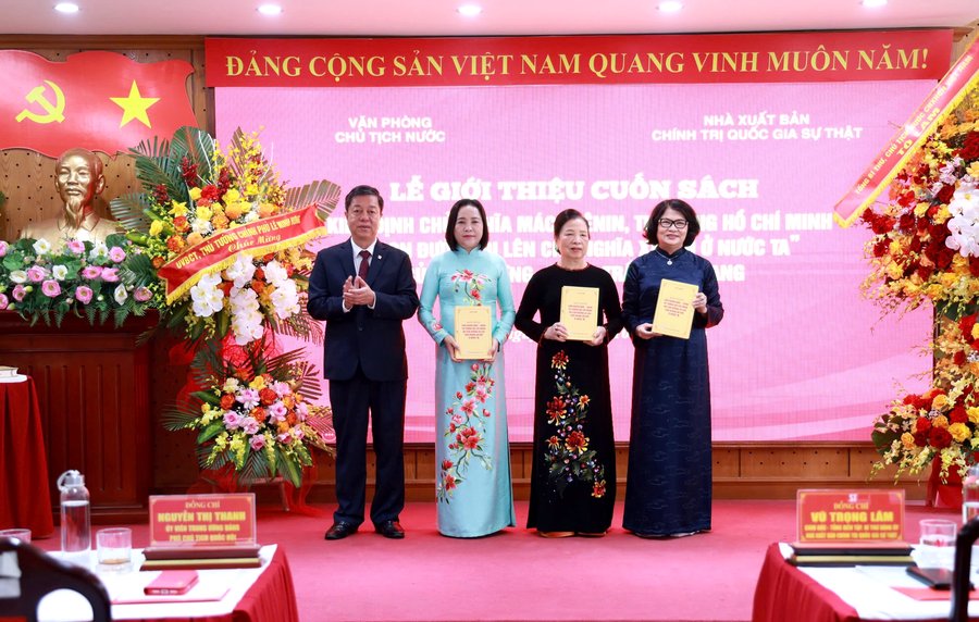 Giám đốc - Tổng Biên tập Nhà xuất bản Chính trị quốc gia Sự thật Vũ Trọng Lâm trao sách tặng Phó Chủ tịch Quốc hội Nguyễn Thị Thanh, nguyên Phó Chủ tịch nước Đặng Thị Ngọc Thịnh và bà Nguyễn Thị Hiền