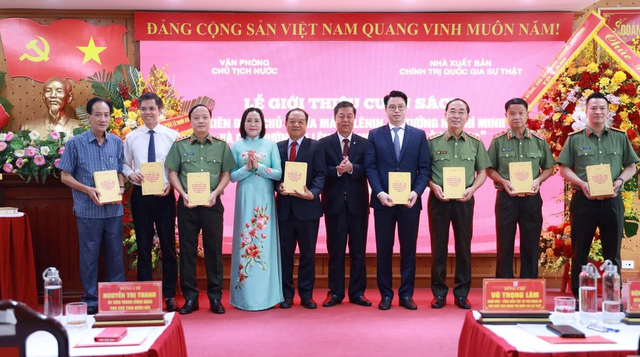 Phó Chủ tịch Quốc hội Nguyễn Thị Thanh và Giám đốc - Tổng Biên tập Nhà xuất bản Chính trị quốc gia Sự thật Vũ Trọng Lâm trao sách tặng đại diện lãnh đạo các ban, bộ, ngành Trung ương