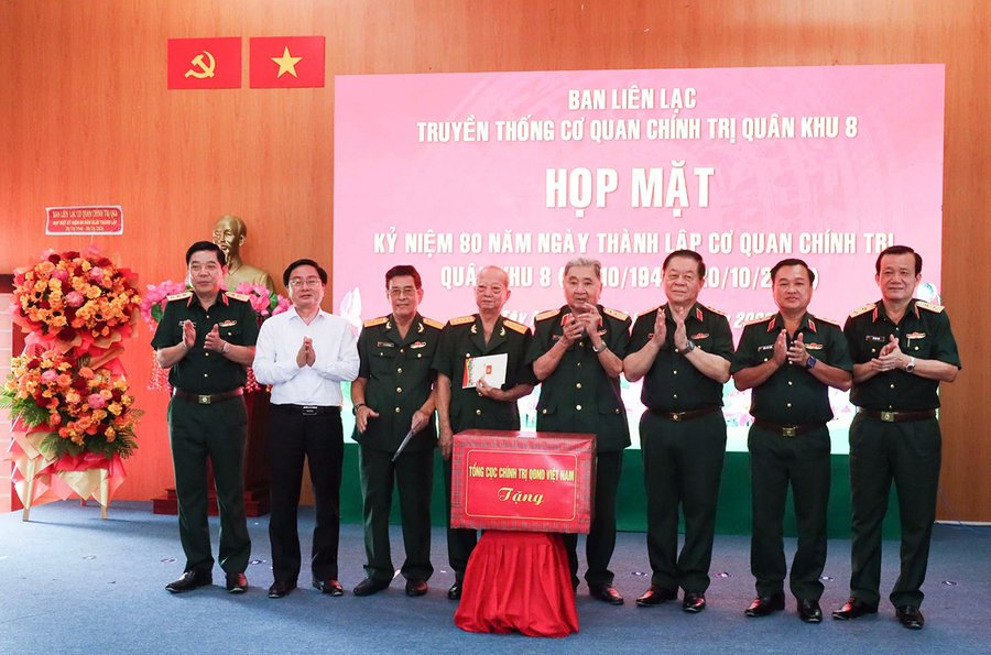 Đại tướng Nguyễn Trọng Nghĩa tặng quà chúc mừng Ban liên lạc Cơ quan Chính trị Quân khu 8 nhân kỷ niệm 80 năm Ngày truyền thống của cơ quan