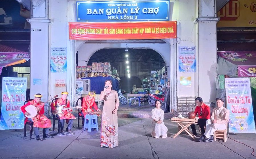 Nghệ nhân Tuyết Lan trình bày bản Vọng cổ nhịp 32 tại chương trình