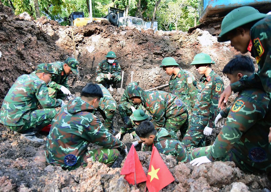 Các lực lượng tiếp tục triển khai công tác tìm kiếm và mở rộng phạm vi quy tập hài cốt liệt sĩ tại khu B