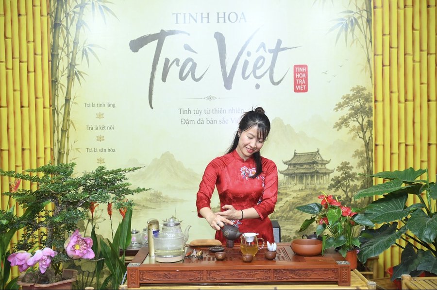 Không gian Trà lắng đọng, thanh lịch, đậm chất Tràng An với hương trà sen Tây Hồ