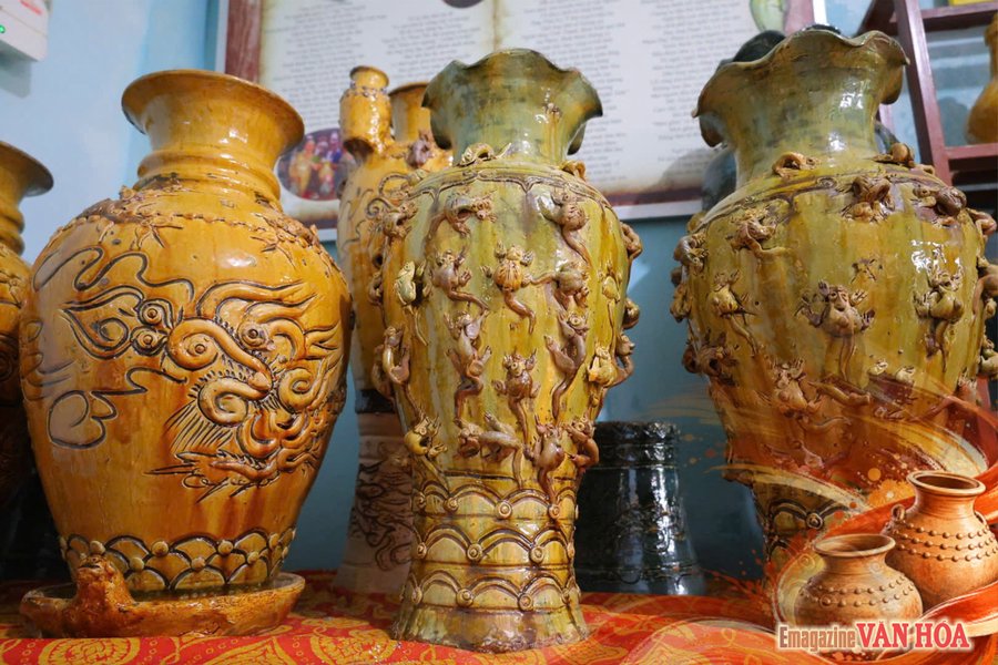 Những bình gốm Mỹ Thiện với men vàng nâu, họa tiết rồng phượng và hoa văn đắp nổi thủ công, thể hiện nét đặc sắc của nghề gốm truyền thống Bình Sơn.