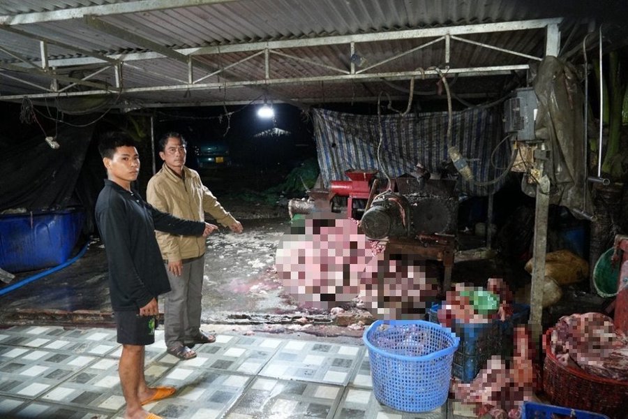 Đối tượng Trần Văn Hùng (mặc áo khoác vàng) cùng tang vật. Ảnh: Công an TP Đồng Nai