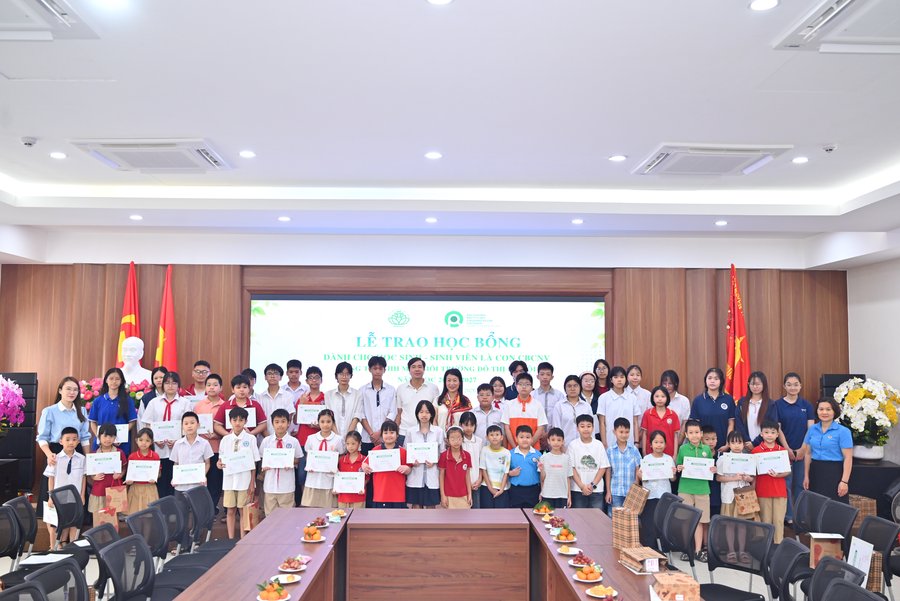 Đại diện URENCO và PRO Việt Nam chụp ảnh cùng các em học sinh, sinh viên nhận học bổng.
