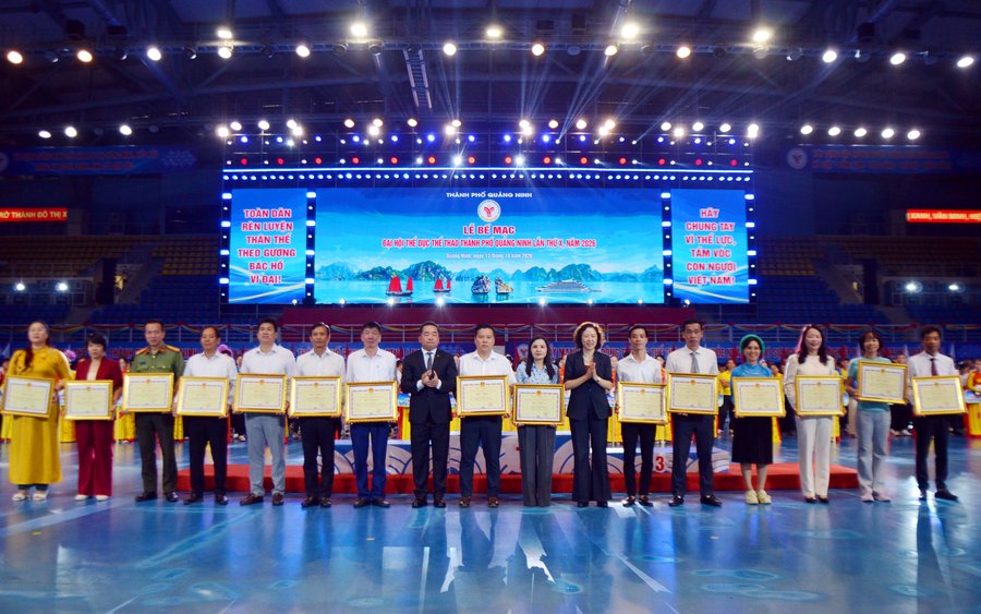 Các đội tham gia nhận giải tại Lễ bế mạc