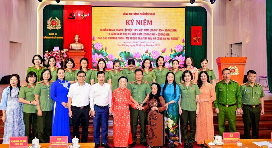 Thiếu tướng Bùi Quang Bình, Ủy viên Ban Thường vụ Thành ủy, Giám đốc Công an thành phố và lãnh đạo Ban Tuyên giáo Thành ủy chụp ảnh cùng các Bà mẹ Việt Nam anh hùng và đại biểu dự chương trình