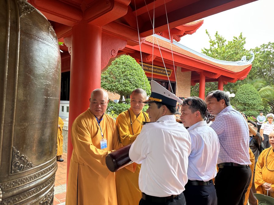 Đại tá Nguyễn Hữu Minh, Phó Chính uỷ Vùng 4 Hải quân, Trưởng đoàn công tác số 19-2026 cùng các đại biểu thỉnh chuông tại Nhà tưởng niệm Chủ tịch Hồ Chí Minh trên đảo Trường Sa
