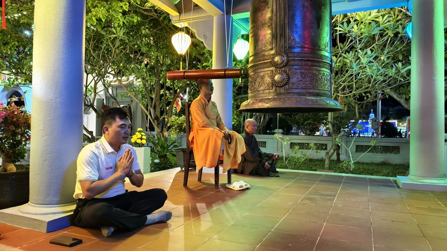 Đại đức Thích Nhuận Đạt, Trụ trì chùa Trường Sa Lớn vừa tụng kinh niệm phật vừa gióng chuông