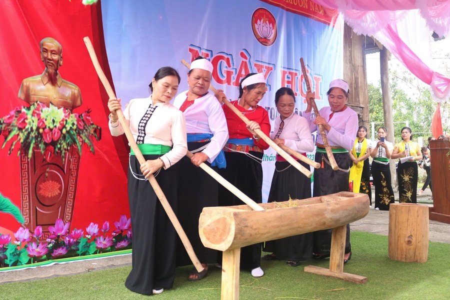 Nghi thức giã lúa, chuẩn bị cơm mới là điểm nhấn trong lễ mừng cơm mới của cộng đồng người Mường ở thôn Hào Phú, xã Sa Loong