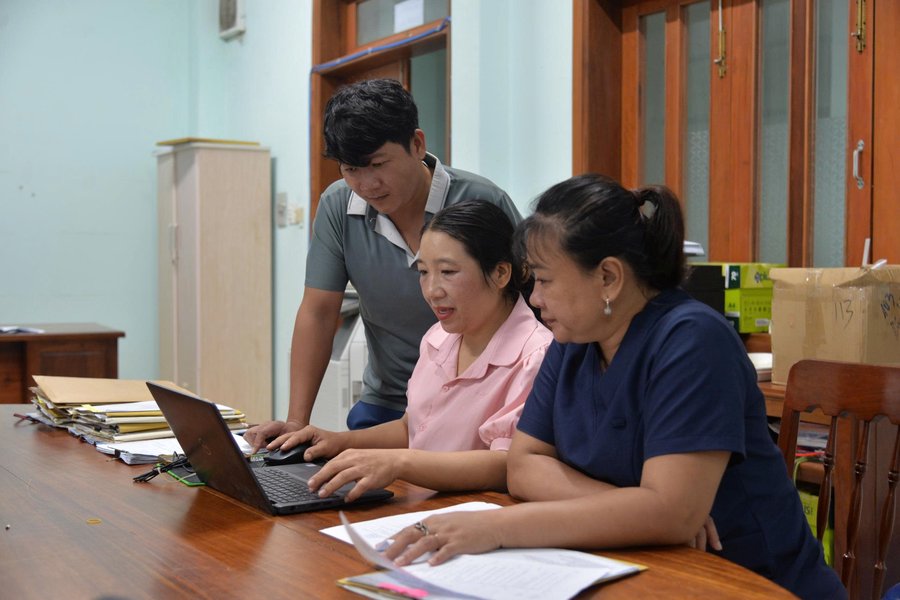 Công tác rà soát, phân loại và chỉnh lý hồ sơ giấy được thực hiện kỹ lưỡng trước khi tiến hành số hóa. Ảnh: NĐ