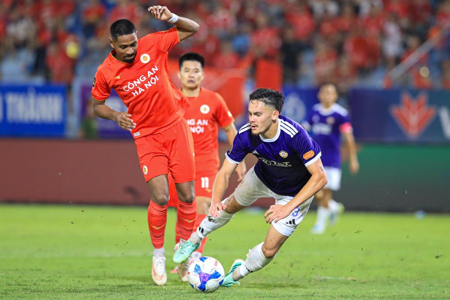 Màn tranh chấp quyết liệt trong trận derby Thủ đô