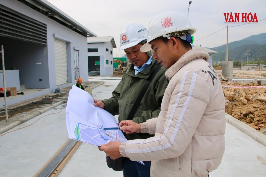 Đại diện Ban Quản lý dự án Cụm công nghiệp Quảng Chu trao đổi về quy hoạch và tiến độ triển khai dự án