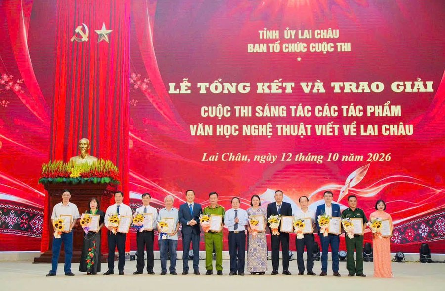 Kết quả, Ban Tổ chức trao 26 giải thưởng cho các tác giả có tác phẩm xuất sắc, gồm 2 giải Nhất, 4 giải Nhì, 8 giải Ba và 12 giải Khuyến khích. Ảnh: H. Hùng