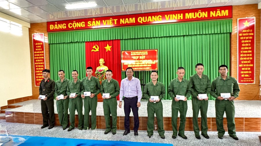 Lãnh đạo xã Ô Lâm tặng quà động viên thanh niên chuẩn bị lên đường nhập ngũ