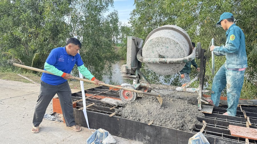 Đoàn viên, hội viên xã Ô Lâm đóng góp ngày công làm cầu nông thôn