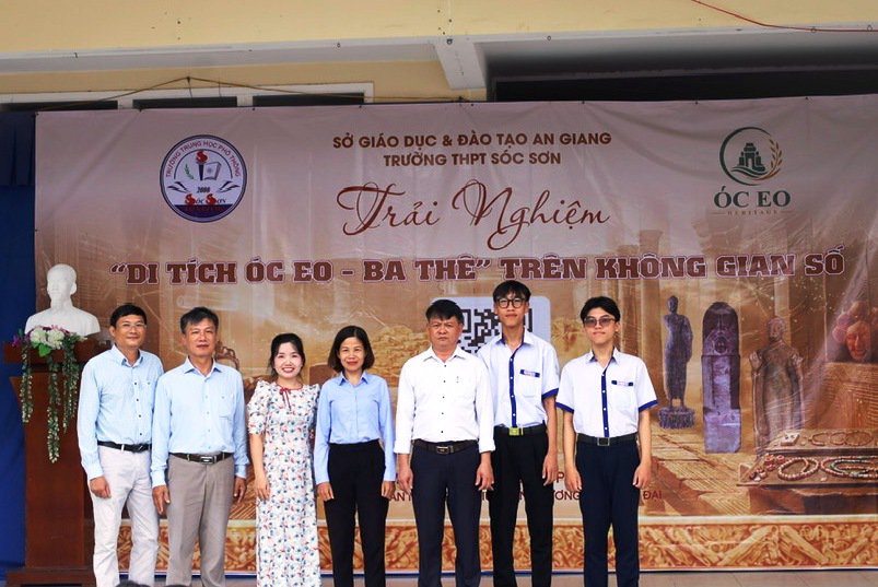Ban Giám hiệu, thầy cô Trường THPT Sóc Sơn cùng các thành viên ra mắt trang web khuditichoceo.com