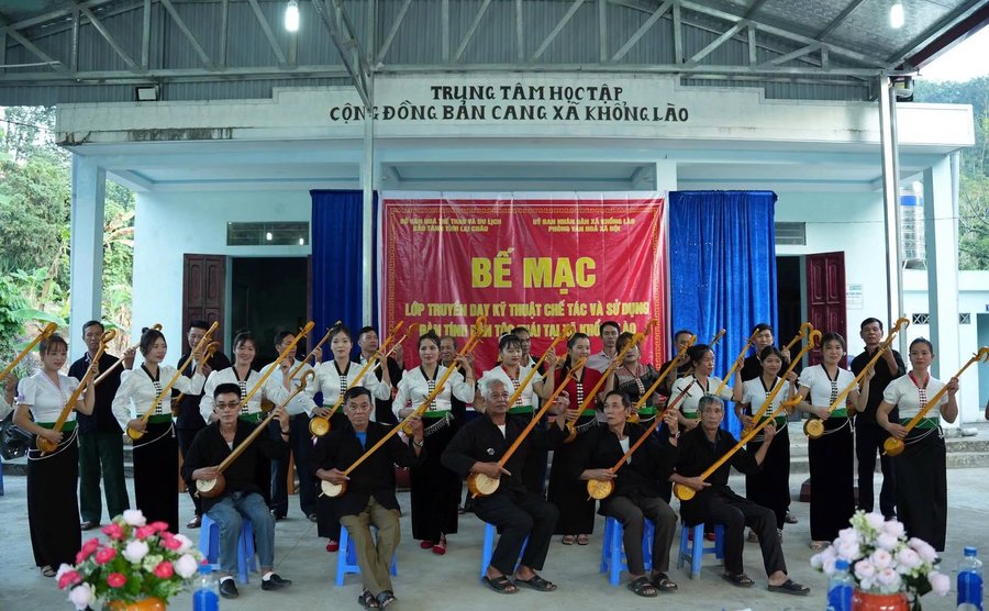 Các học viên và nghệ nhân trình diễn đàn tính tại lễ bế mạc