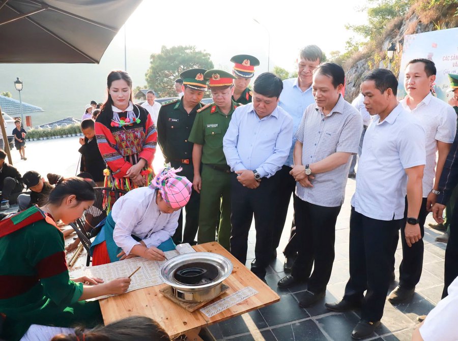 Các sản phẩm giúp du khách trải nghiệm nghề thủ công, khám phá văn hóa các dân tộc ở Lũng Cú