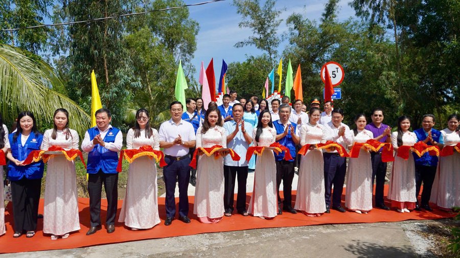 Các đại biểu thực hiện nghi thức cắt băng khánh thành cầu Kênh Tiên Tiến, ấp Hòa Thạnh