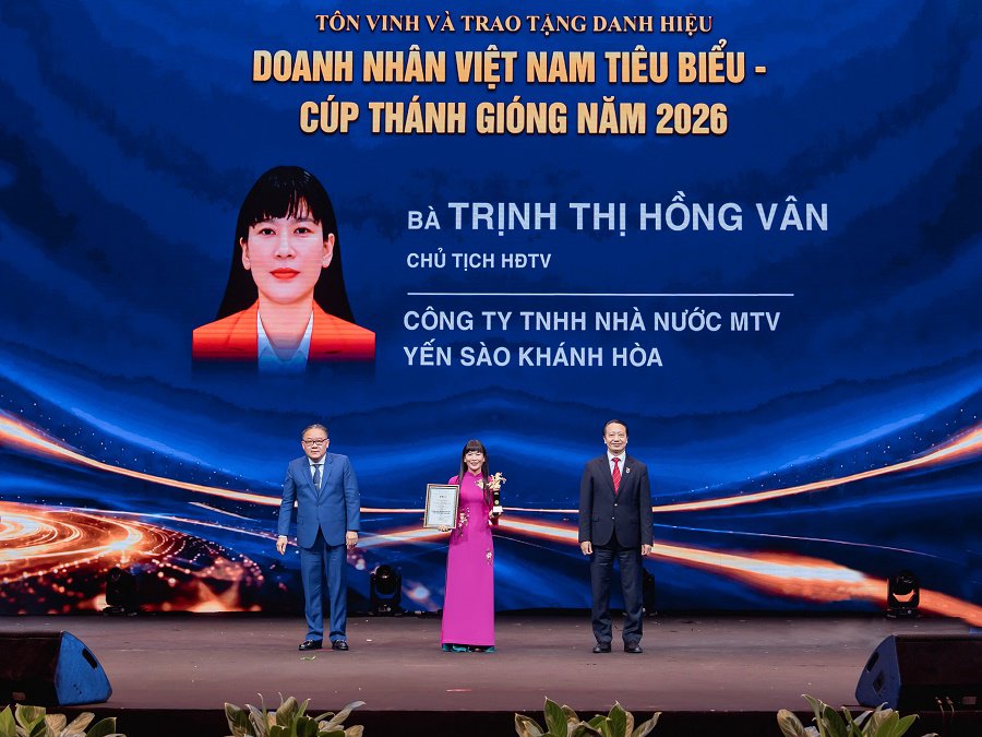 Bà Trịnh Thị Hồng Vân - Chủ tịch HĐTV Công ty Yến sào Khánh Hòa nhận Cúp Thánh Gióng