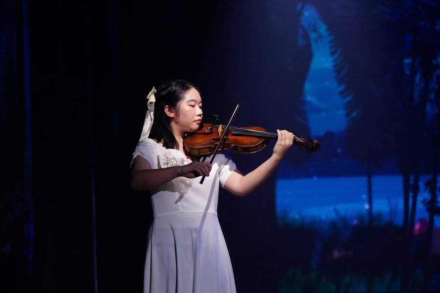 Tiếng violin da diết hòa cùng những chuyển động trên không kể câu chuyện về người mẹ bằng ngôn ngữ không lời, nơi mỗi ánh mắt, dáng hình đều gợi nhắc những yêu thương và hy sinh khó gọi thành tên