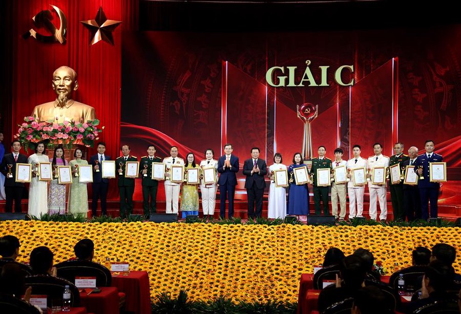 Ủy viên Bộ Chính trị, Giám đốc Học viện Chính trị quốc gia Hồ Chí Minh Đoàn Minh Huấn, Phó Trưởng Ban Chỉ đạo 35 Trung ương, Trưởng Ban Chỉ đạo Cuộc thi và Ủy viên Bộ Chính trị khoá XIII, Chủ tịch Hội đồng Lý luận Trung ương Nguyễn Xuân Thắng trao giải C cho các tác giả, nhóm tác giả