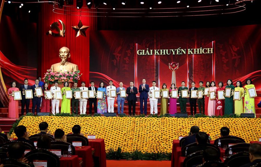 Uỷ viên dự khuyết Ban Chấp hành Trung ương Đảng, Thứ trưởng Bộ VHTTDL Nguyễn Huy Dũng trao giải Khuyến khích cho tác giả, nhóm tác giả