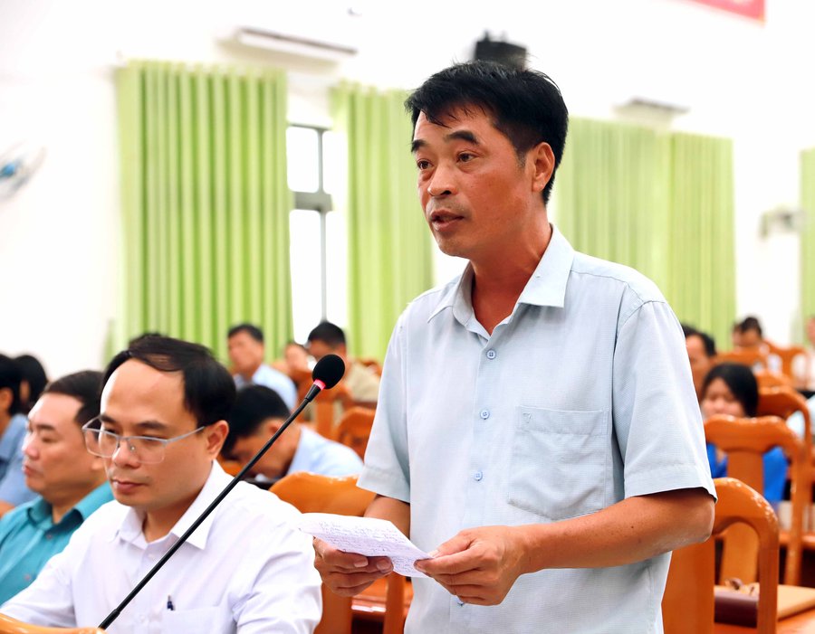 Cử tri phản ánh tại buổi tiếp xúc cử tri