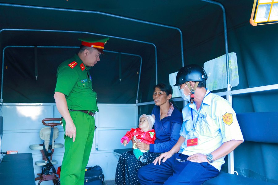 Chính quyền phường Quy Nhơn nhanh chóng vào cuộc xử lý trước thông tin phản ánh một phụ nữ bế bé gái đi xin tiền ở một số tuyến đường nội thành Quy Nhơn
