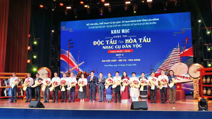 Ban tổ chức tặng hoa cho các đoàn tham dự Cuộc thi