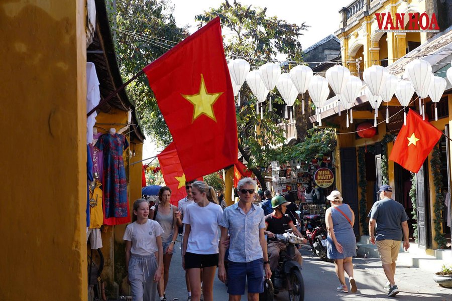 Du khách tham quan phố cổ Hội An