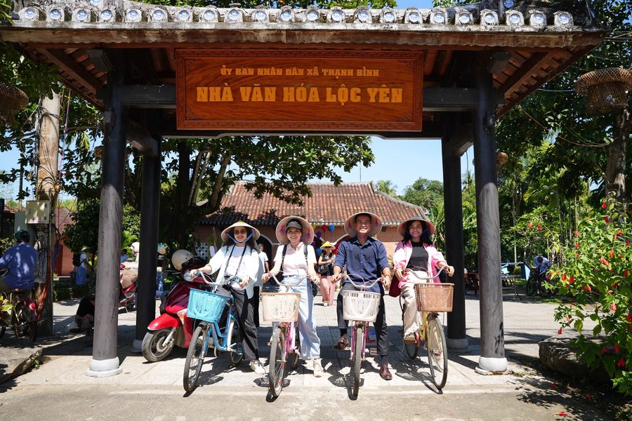 Các khách mời tham gia hoạt động trải nghiệm tại Làng cổ Lộc Yên và Bãi Sậy – Sông Đầm, hai trong số các điểm đến trong Top 100 điểm chạm Đà Nẵng năm 2026