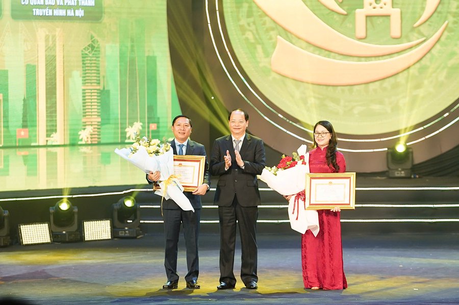 Trưởng ban Tuyên giáo Thành ủy Hà Nội, Trưởng Ban tổ chức giải Nguyễn Doãn Toản trao Giải đồng hạng Xuất sắc cho Thông tấn xã Việt Nam và Cơ quan Báo và Phát thanh Truyền hình Hà Nội